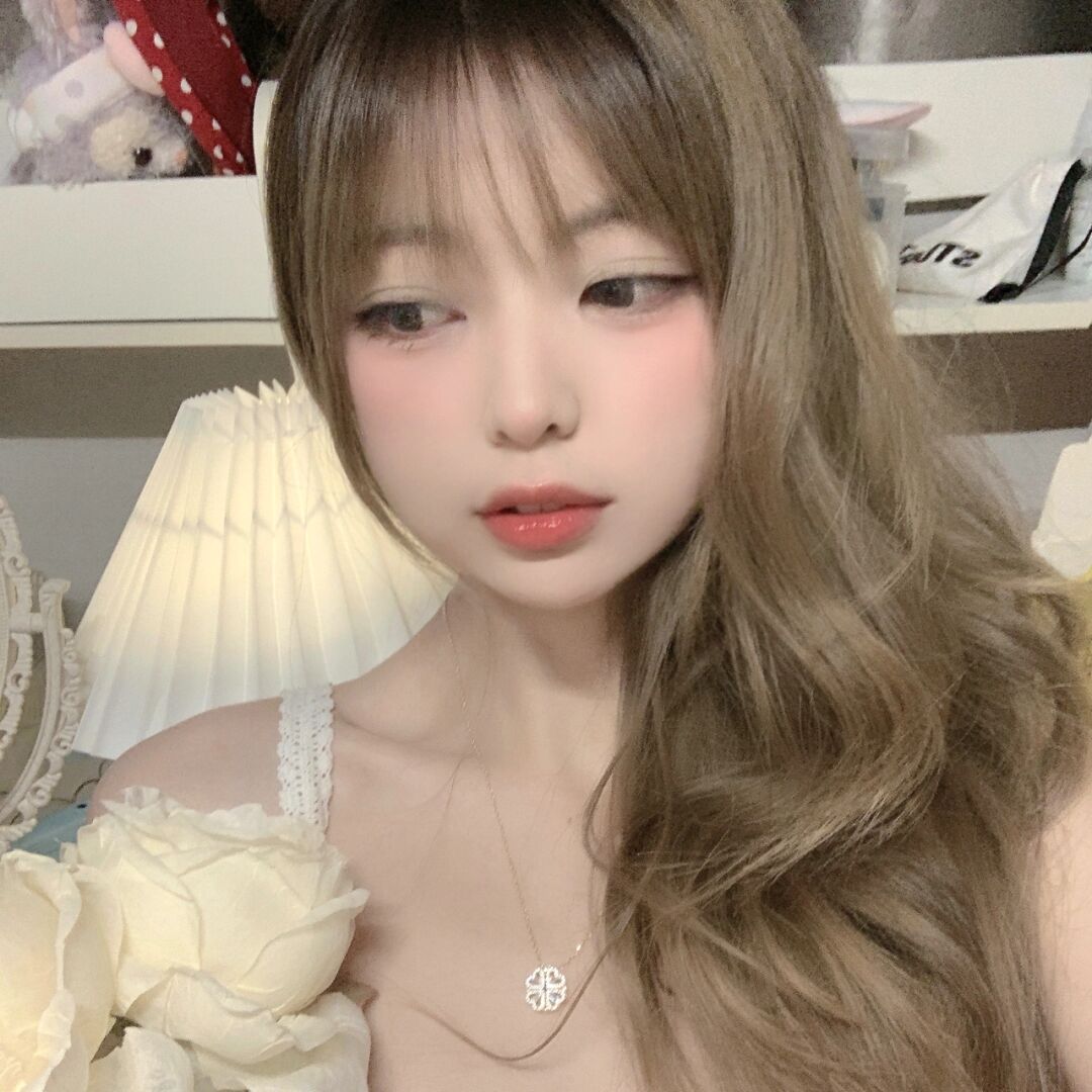 《某女星私人行程泄露 机场遭代拍围堵摔倒》配图